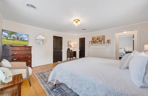 Blairs Bed & Breakfast | 2 bedroom Charming Farmhouse Getaway : Levi Hall