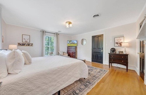 Blairs Bed & Breakfast | 2 bedroom Charming Farmhouse Getaway : Levi Hall