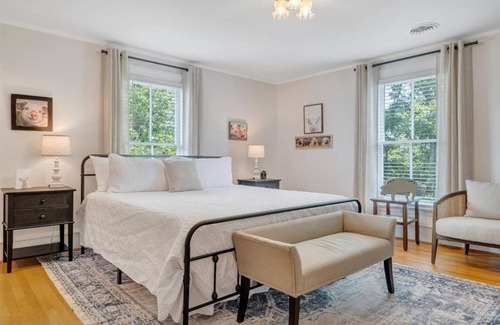 Blairs Bed & Breakfast | 2 bedroom Charming Farmhouse Getaway : Levi Hall