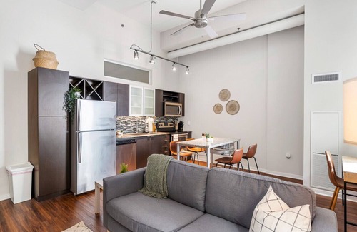 Downtown Cincinnati Apartment | 2-Bedroom City Club Pool & Gym Access In the CBD