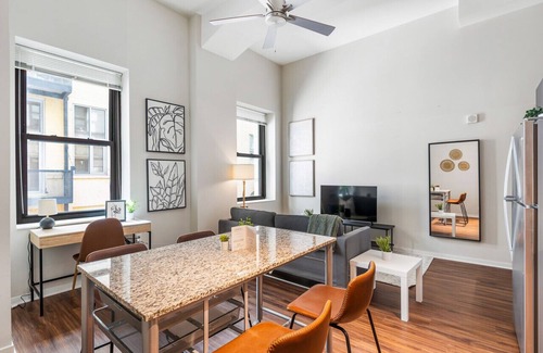 Downtown Cincinnati Apartment | 2-Bedroom City Club Pool & Gym Access In the CBD