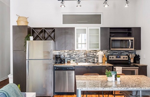 Downtown Cincinnati Apartment | 2-Bedroom City Club Pool & Gym Access In the CBD