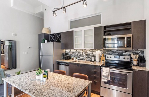 Downtown Cincinnati Apartment | 2-Bedroom City Club Pool & Gym Access In the CBD