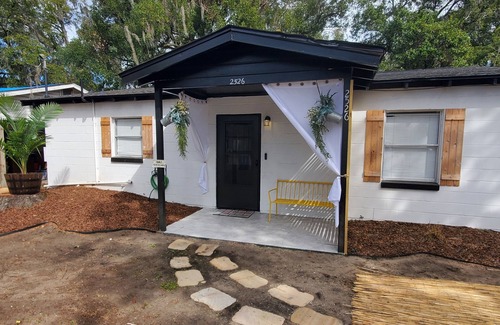 Brunswick House | 2 bedroom Coastal bungalow minutes from St Simons