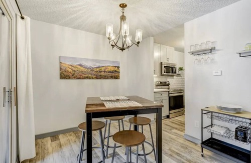 Skyway Condo | 2 Bedroom Condo. What a Location – in the City near the Mtn. Trails!