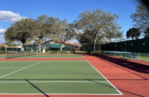 Naples Condo | 2-bedroom condo, 10-minute drive to Downtown and best beaches, price dropped !