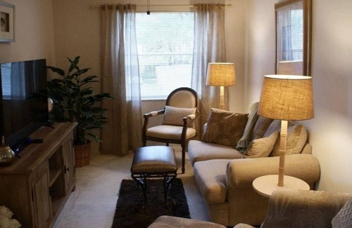 Palm River Estates Condo | 2 Bedroom Condo 429953 by Houzlet