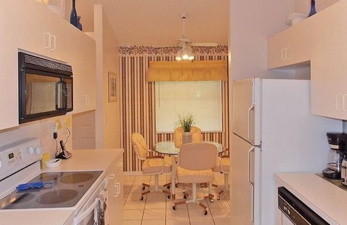 Palm River Estates Condo | 2 Bedroom Condo 429953 by Houzlet