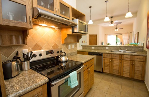 L Condo | 2 Bedroom Condo Close to Beach and Amenities