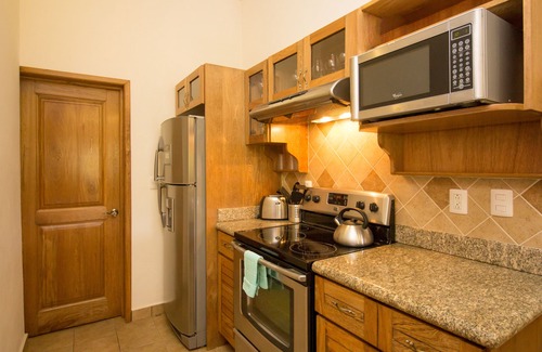 L Condo | 2 Bedroom Condo Close to Beach and Amenities