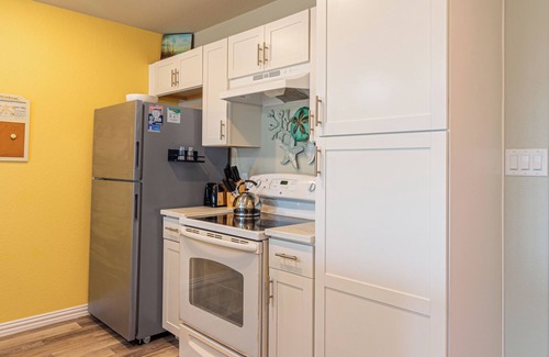 Port Aransas Condo | 2-bedroom condo in Port Aransas with AC, complete with Margarita Station!