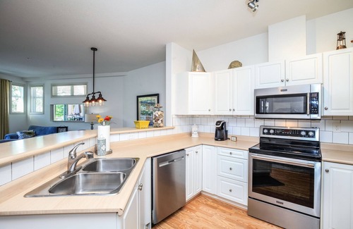 North End Condo | 2 Bedroom Condo Overlooking Nature Sanctuary