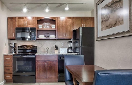 The Point Condo | 2 Bedroom Condo, Sleeps 6, Kitchen, in Downtown Newport, Long Wharf Resort!