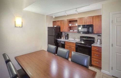 The Point Condo | 2 Bedroom Condo, Sleeps 6, Kitchen, in Downtown Newport, Long Wharf Resort!