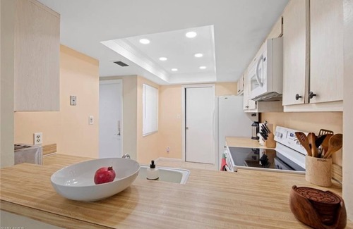 Bonita Springs Condo | 2 Bedroom Condo 428879 by Houzlet