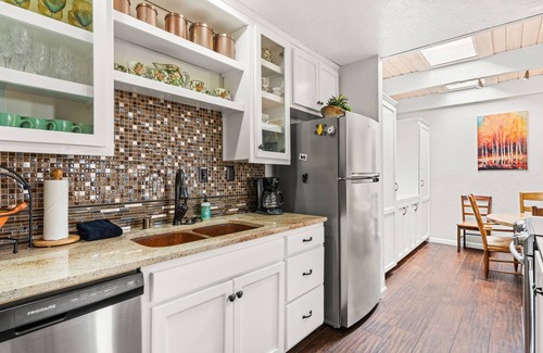 Northeast Santa Fe Hotel | 2-Bedroom Condo with Kiva Fireplace Walk to the Plaza