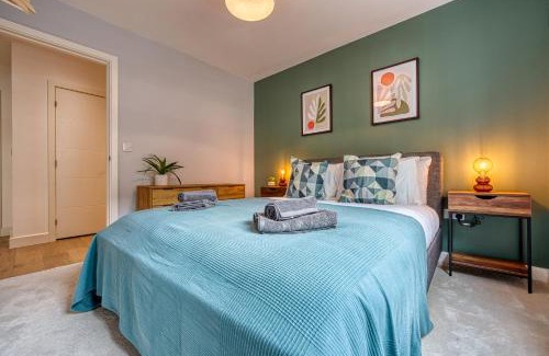 Southampton City Centre Apartment | 2-Bedroom Cosy, Spacious, & Modern City Apartment, Prime Location! Sleeps 6, Southampton Ocean Village - by Blue Puffin Stays