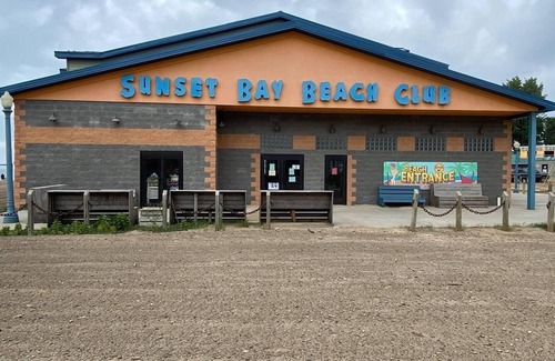 Irving Cottage | 2 bedroom cottage -5 Min. walk to Sunset Bay Beach-Lake Erie- fishing