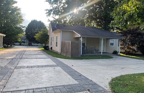 Middletown House | 2 bedroom , cottage, easy and close location to shopping, restaurants and away