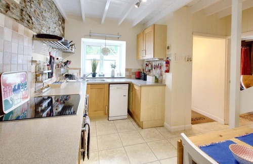 Tan-y-groes House | 2 bedroom cottage in beautiful village, only 3 minutes walk from beach