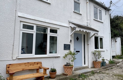 Tan-y-groes House | 2 bedroom cottage in beautiful village, only 3 minutes walk from beach