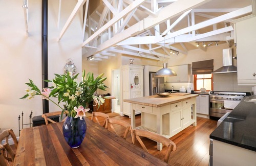 Constantia Cottage | 2 Bedroom Cottage, spacious open plan living area in the heart of Constantia