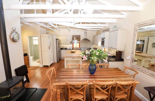 Constantia Cottage | 2 Bedroom Cottage, spacious open plan living area in the heart of Constantia