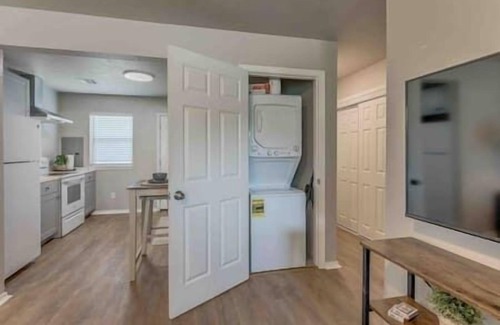 Edmond House | 2-Bedroom Cottage w/KING bed