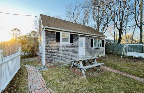 Hyannis Cottage | 2 Bedroom COTTAGE w/loft- WALK to Keys Memorial BEACH Barnstable
