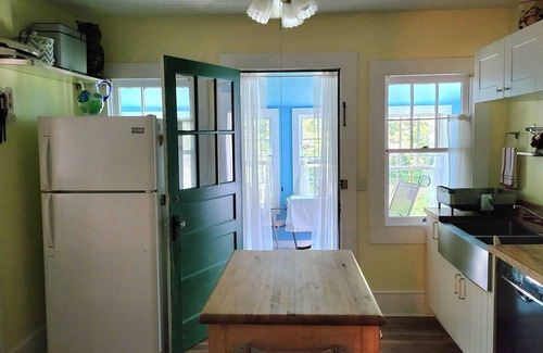 Farmington House | 2-bedroom cute farmhouse near Athens, GA