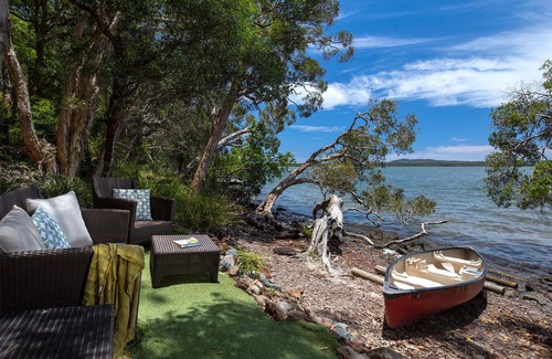 Weyba Downs House | 2 Bedroom Deluxe Lakehouse - Lakefront Retreat minutes from Noosa