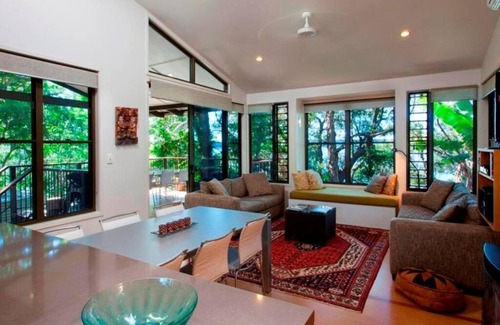 Weyba Downs House | 2 Bedroom Deluxe Lakehouse - Lakefront Retreat minutes from Noosa