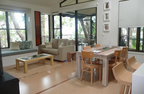 Weyba Downs House | 2 Bedroom Deluxe Lakehouse - Lakefront Retreat minutes from Noosa