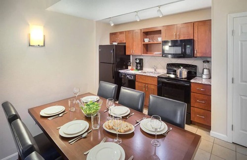 The Point Condo | 2 Bedroom Deluxe Condo, Sleeps 6, Kitchen, Downtown Newport, Long Wharf Resort!