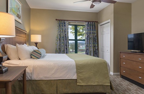 Sevierville Resort | 2 Bedroom deluxe suite. Cozy for a couple or spacious enough for a family.