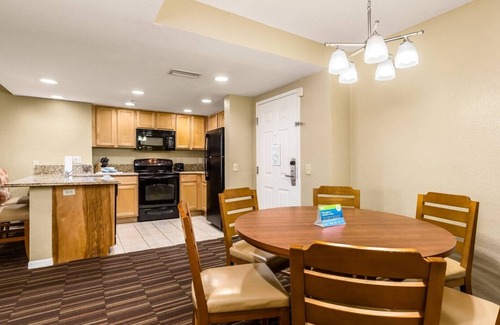 Survey Creek Resort | 2 Bedroom Deluxe at Club Wyndham Palm-Aire
