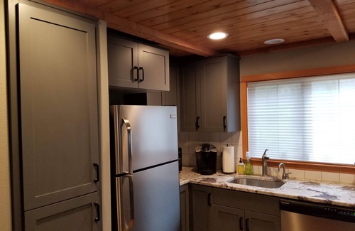 Sunriver House | 2 Bedroom Dog friendly cabin in Sunriver. 6 SHARC passes included.