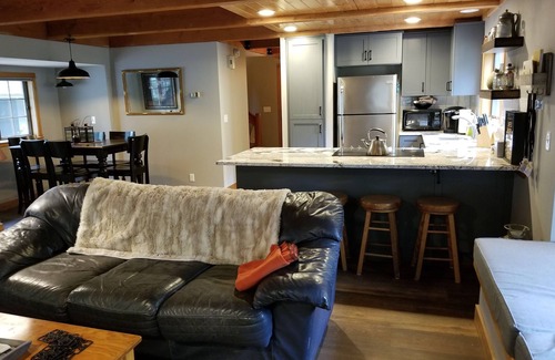Sunriver House | 2 Bedroom Dog friendly cabin in Sunriver. 6 SHARC passes included.