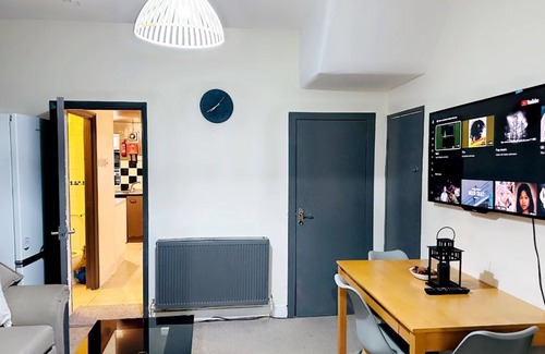 East Ham Apartment | 2 Bedroom Double bed in East London is Located in the Newham District of London,