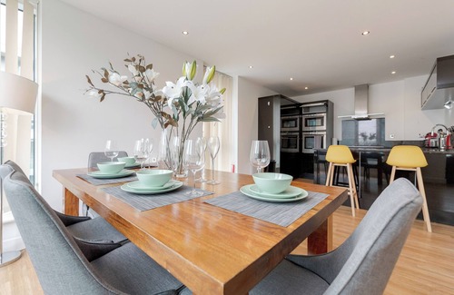 Docklands Apartment | 2-bedroom Duplex Bliss Steps From Excel London