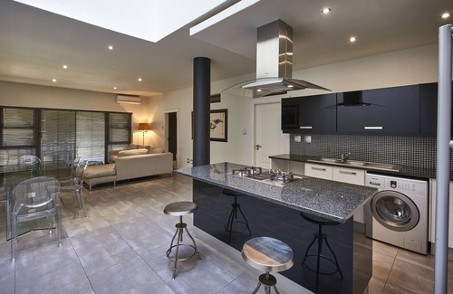 Greater Johannesburg Metropolitan Area Apartment | 2 Bedroom En-suite Luxury Apartment with two king beds in Sandton CBD
