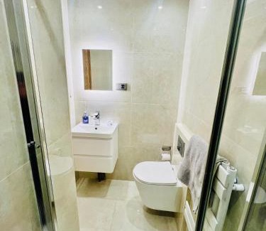 Uxbridge South Apartment | 2 Bedroom Flat or Appartment near Heathrow with Garden