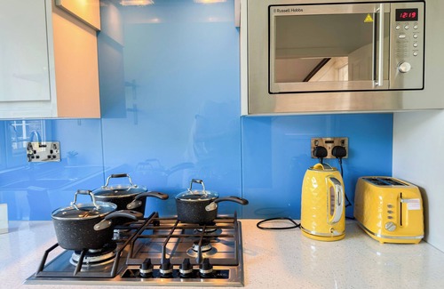 Canonbury Apartment | 2-bedroom flat with FREE Wi-Fi & private balcony near Islington Canonbury