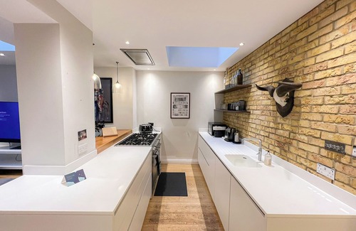 Addison Apartment | 2 Bedroom Flat with Private Patio & Firepit in Shepherds Bush near Hammersmith