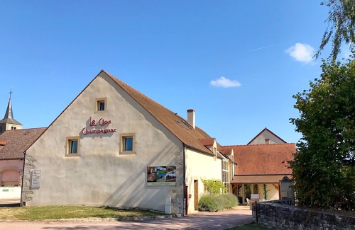 Chailly-sur-Armancon Apartment | 2 bedroom apartment + 2 bathrooms at the Hôtel Golf Château de Chailly