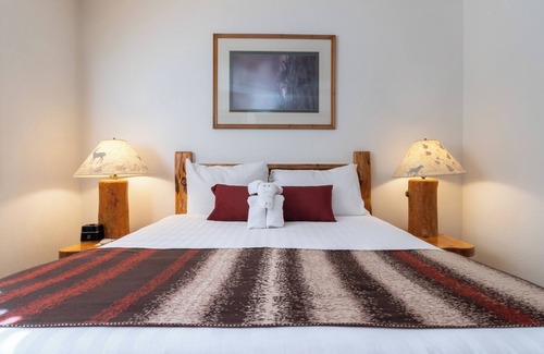 Tahoya Shores Hotel | 2 Bedroom| Full Kitchen | Hot Tub | Near Lake Tahoe Beach