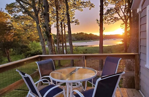 Hampton Bays House | 2 Bedroom Hamptons Waterfront Cottage Rental