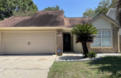 Fort Walton Beach House | 2 bedroom home located approximately 10 minutes from the beach!