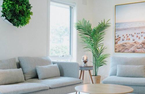 Mornington House | 2 Bedroom Home Mornington Walking to Beach