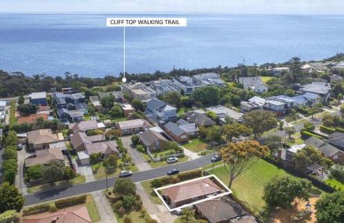 Mornington House | 2 Bedroom Home Mornington Walking to Beach